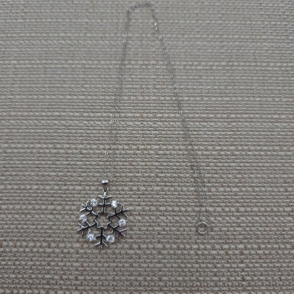 Jewelry - 18 Inch Sterling Silver Snowflake Cubic Zirconia Gems Necklace A1680